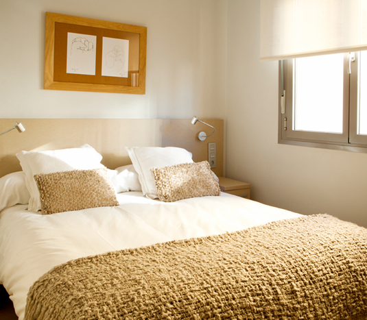 Proinca offers you furnished rental flats in Madrid with rooms furnished with custom-built closets and panelling