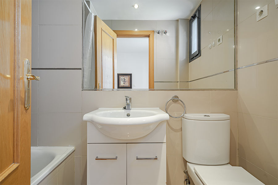Bathroom of 1-bedroom flat of  Proinca Los Molinos Building