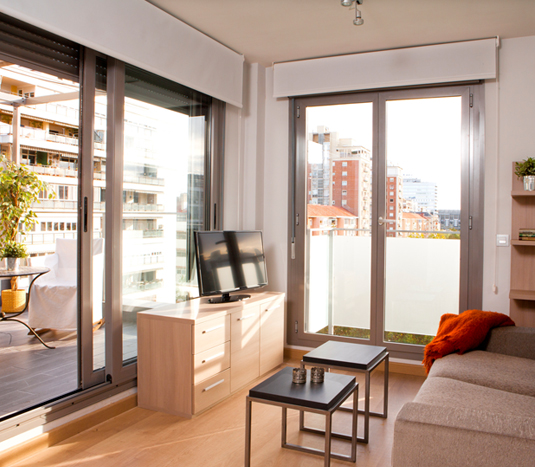 Proinca offers you furnished rental flats in Madrid that have living rooms with welcoming, modern, functional furniture
