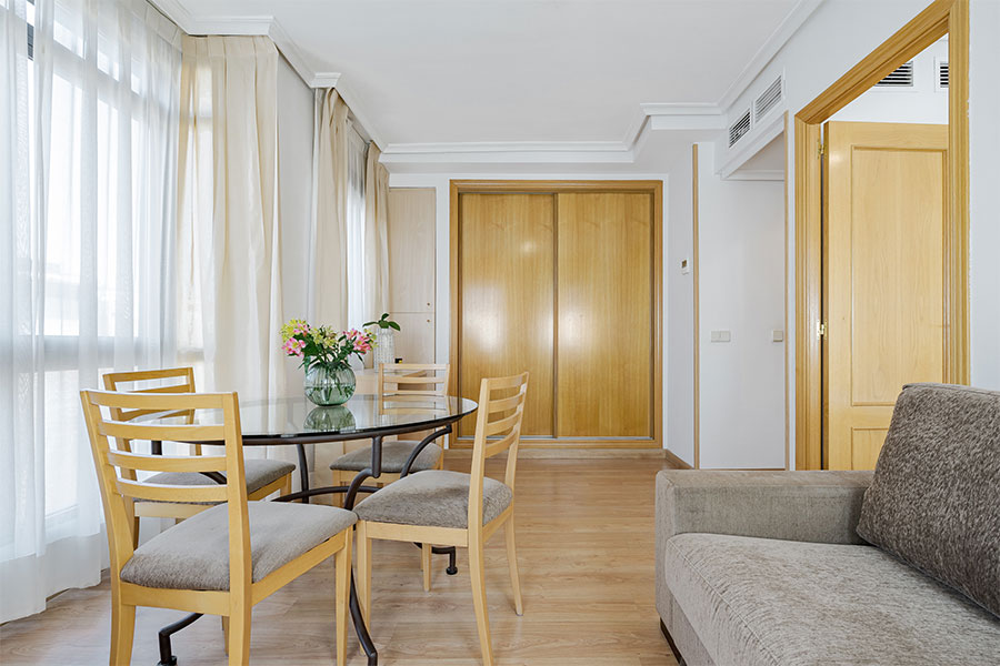 Room view of the 1-bedroom rental apartment on Otamendi street in Madrid with 10% discount promotion.