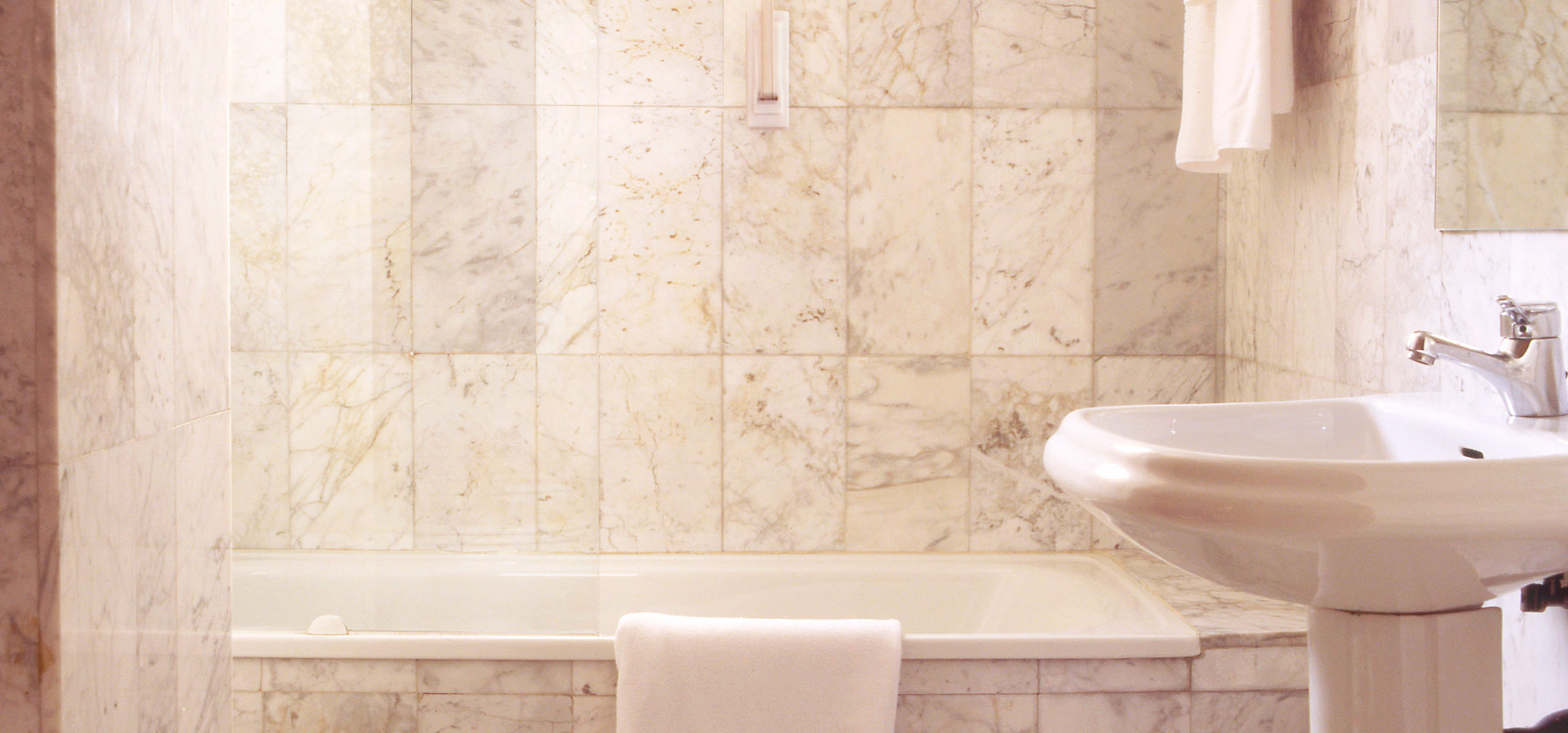 Spacious and full bathroom with a bathtub of the flat for rent in Madrid in the Proinca Lerida Building