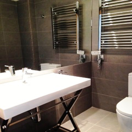 Fully equipped and modern penthouse bathroom in Edificio Proinca Infanta Mercedes, Madrid
