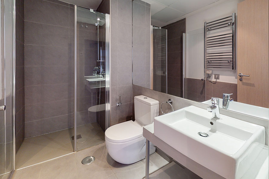 Bathroom of 1-bedroom penthouse 3B of the Proinca Infanta Mercedes Building