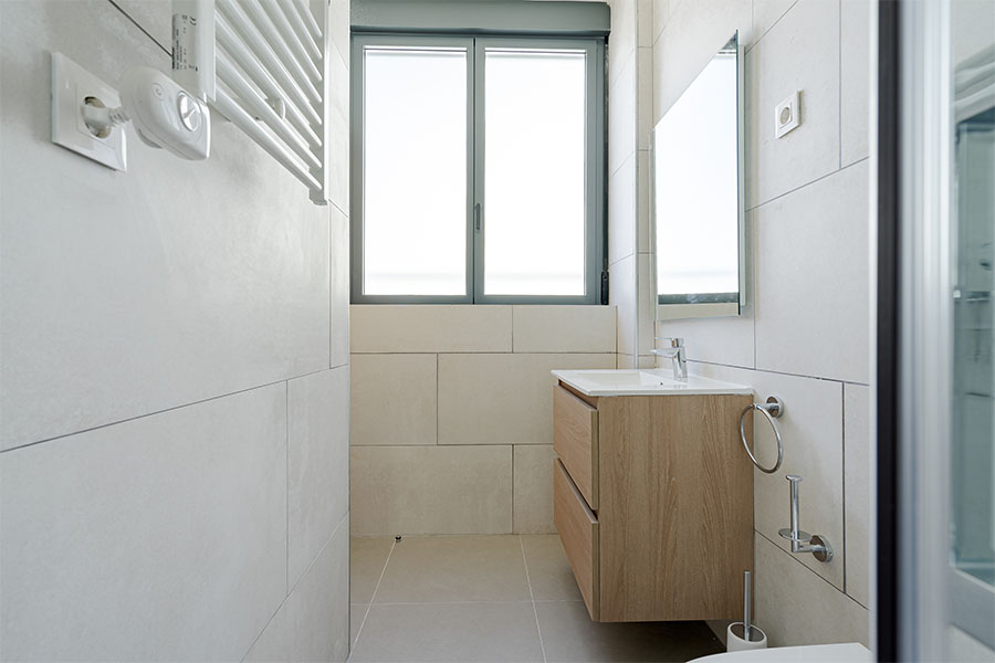 Bathroom of 2-bedrooms penthouse D of the Proinca Moncloa Building