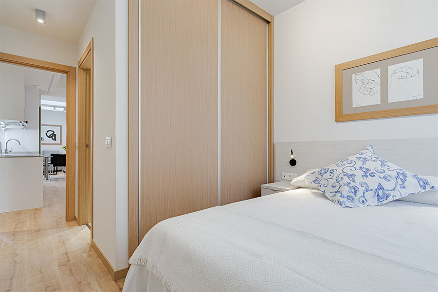 Detail of the built-in wardrobe in double bedroom of 3-bedrooms penthouse A of Proinca Moncloa Building