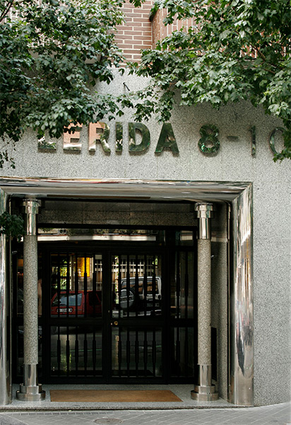 Elegant access to the Proinca Lerida Building in Madrid