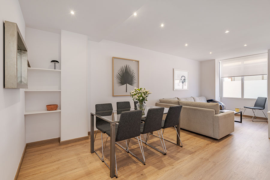 Dining area in the 4-bedroom duplex rental flat at Calle Dulcinea 39, Madrid.