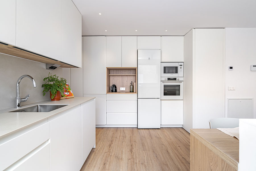 Equipped kitchen in the 4-bedroom duplex rental flat in Cuatro Caminos, Madrid.