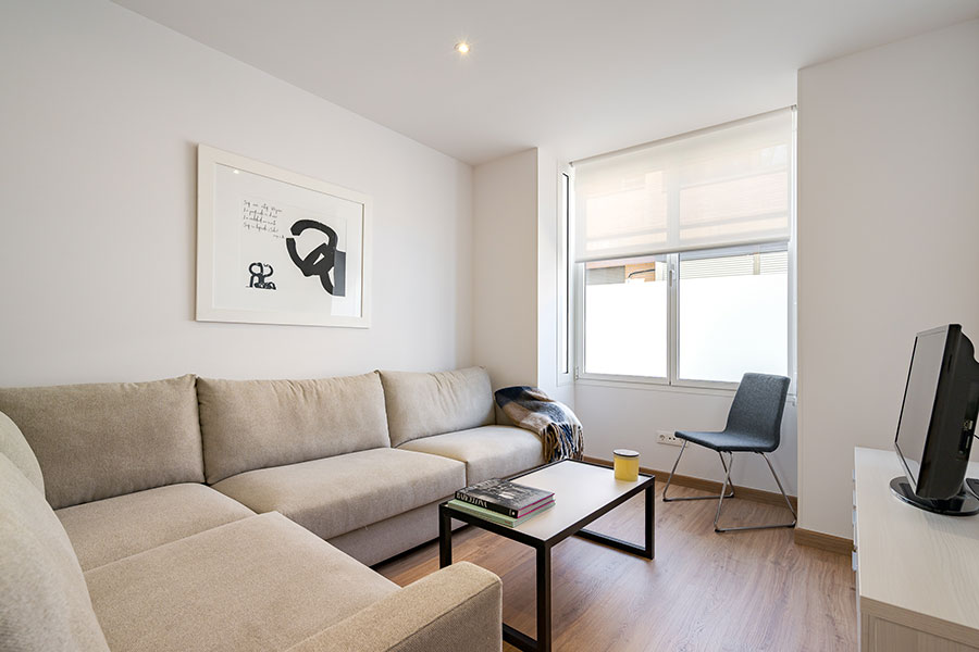 Bright living room in the 4-bedroom duplex rental flat in Cuatro Caminos, Madrid.