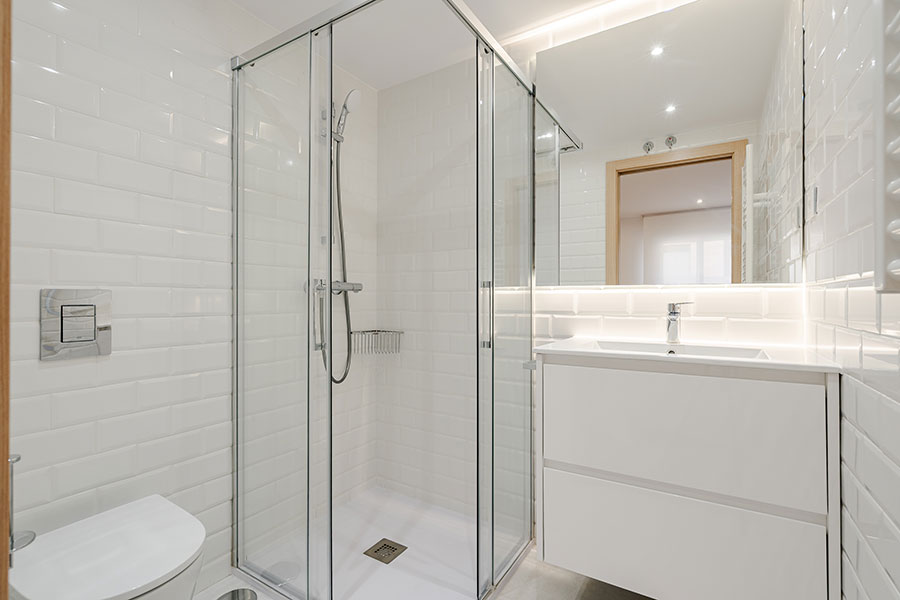 Bathroom of bedroom 1 in the 4-bedroom rental flat in Cuatro Caminos, Madrid.