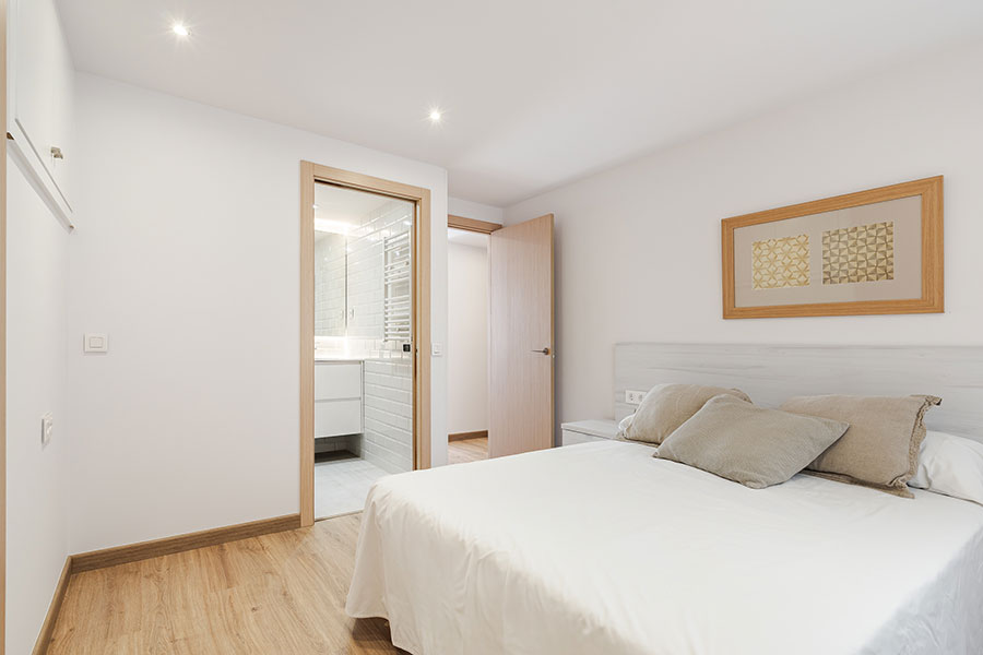 Bedroom suite 1 with private bathroom in a 4-bedroom rental flat in Cuatro Caminos, Madrid.