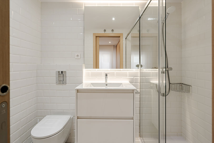 Bathroom of bedroom 2 in the 4-bedroom rental flat in Cuatro Caminos, Madrid.