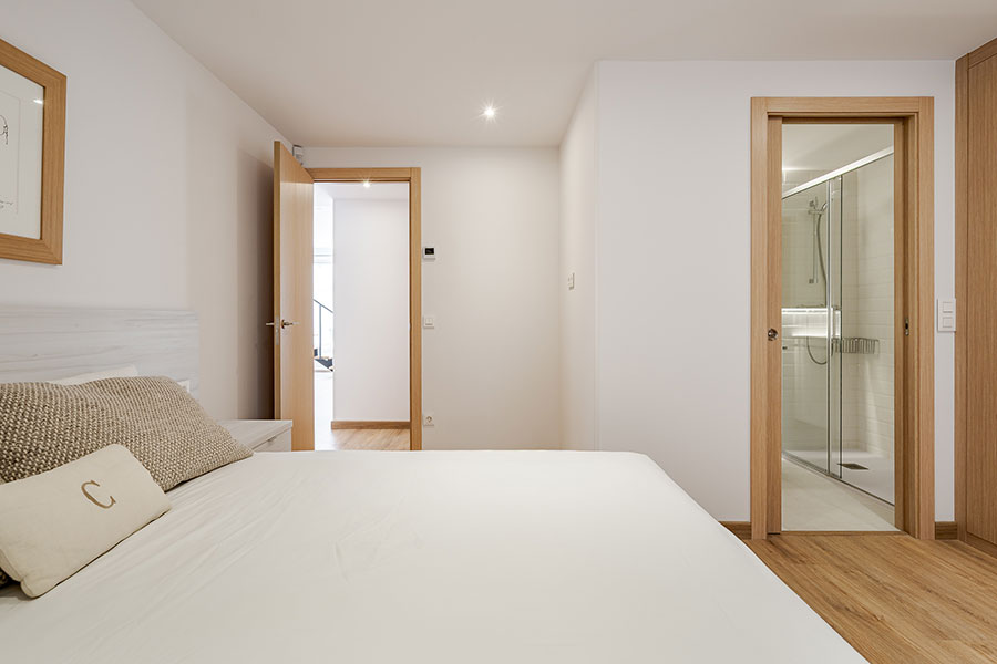 Detail of bedroom suite 2 in the rental flat at Calle Dulcinea 39, Madrid.