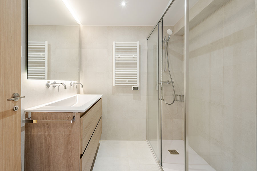 Bathroom of bedroom 3 in the 4-bedroom rental flat in Cuatro Caminos, Madrid.