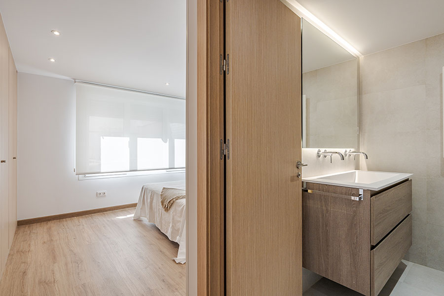 Detail of bedroom suite 3 in the 4-bedroom rental flat in Cuatro Caminos, Madrid.