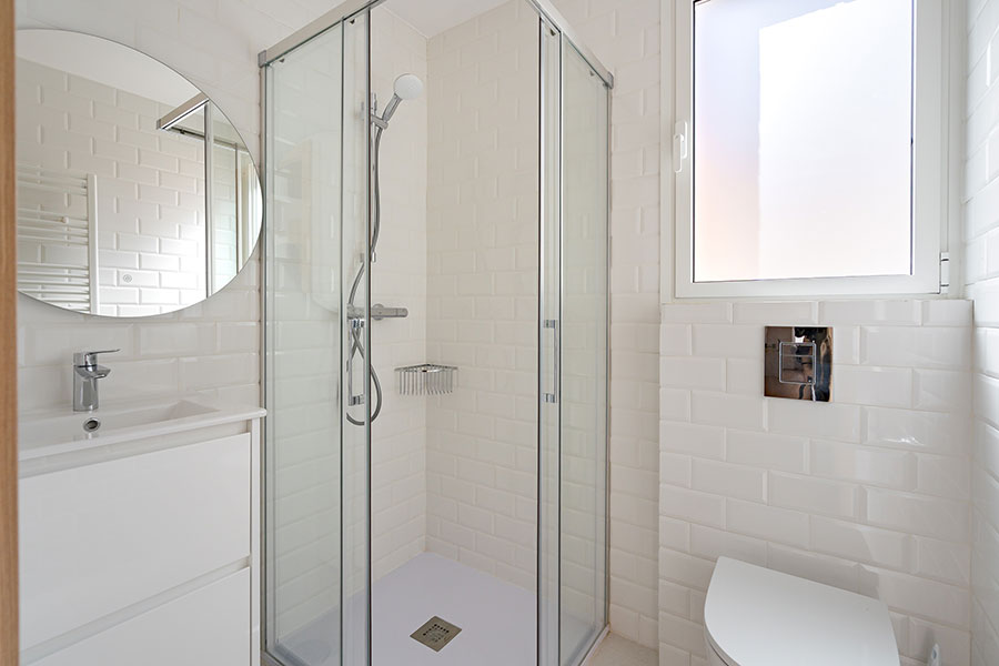Bathroom of bedroom 4 in the 4-bedroom apartment in Cuatro Caminos, Madrid.