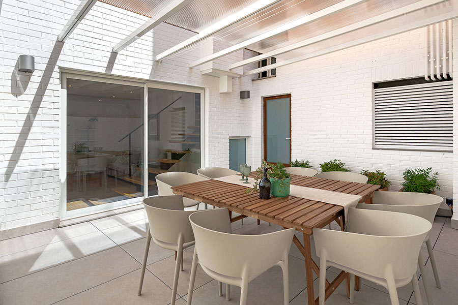 Patio of the 4-bedroom duplex rental flat in Cuatro Caminos, Madrid.