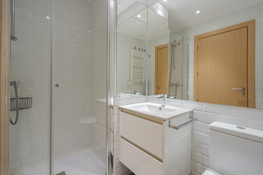 Bathroom in a 3-bedroom apartment for rent in Chamberí, Madrid.