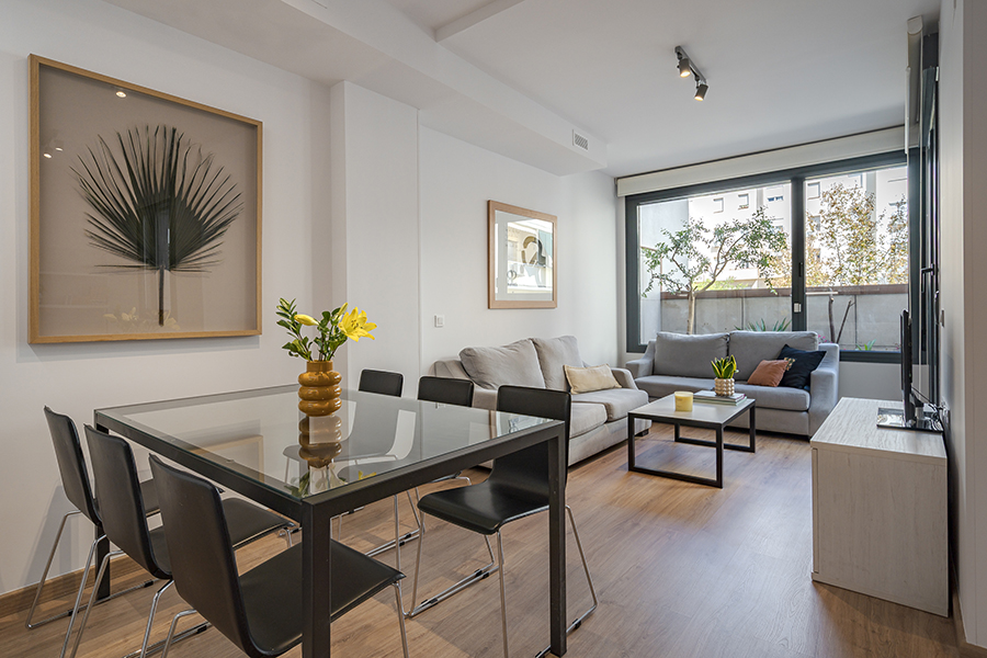Bright living-dining room in a 3-bedroom apartment for rent in Chamberí, Madrid.