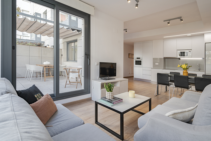 Living room with open-plan kitchen in a 3-bedroom apartment for rent in Chamberí, Madrid