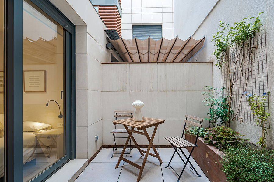 Private patio of a 3-bedroom apartment for rent in Chamberí, Madrid.