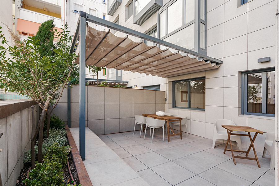 Detail of the private terrace of a 3-bedroom apartment for rent in Chamberí, Madrid.
