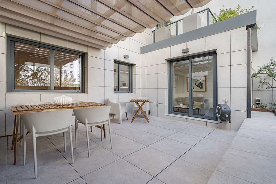 Private terrace of a 3-bedroom apartment for rent in Chamberí, Madrid.
