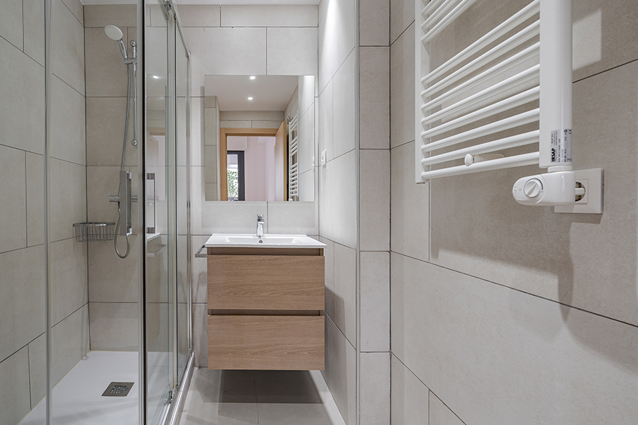 Detail of the suite bedroom in a 3-bedroom apartment for rent in Chamberí, Madrid.