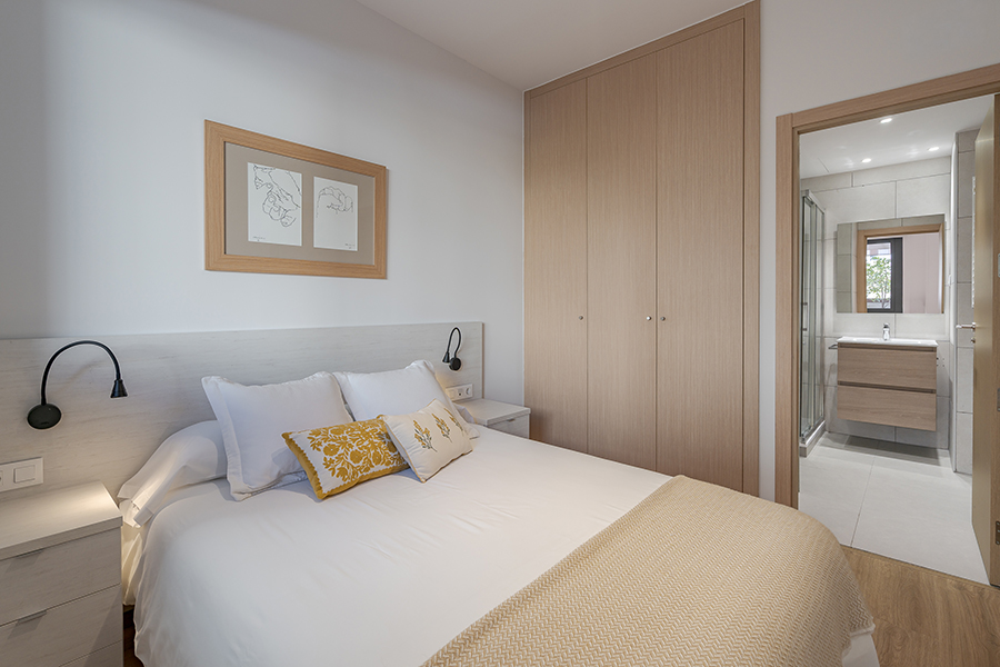 Private bathroom of the suite bedroom in a 3-bedroom apartment for rent in Chamberí, Madrid.