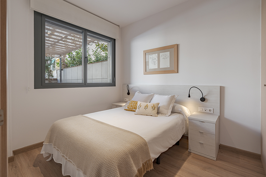 Suite bedroom in a 3-bedroom apartment for rent in Chamberí, Madrid.