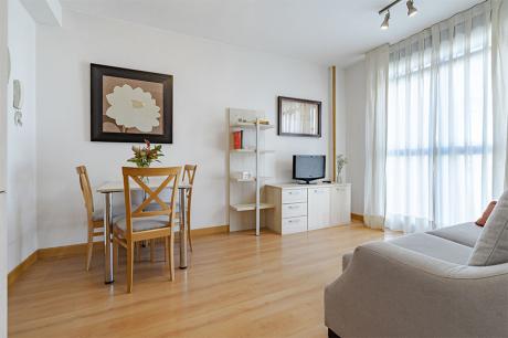 Room view of the 1-bedroom rental apartment on Los Molinos street in Madrid with 10% discount promotion.
