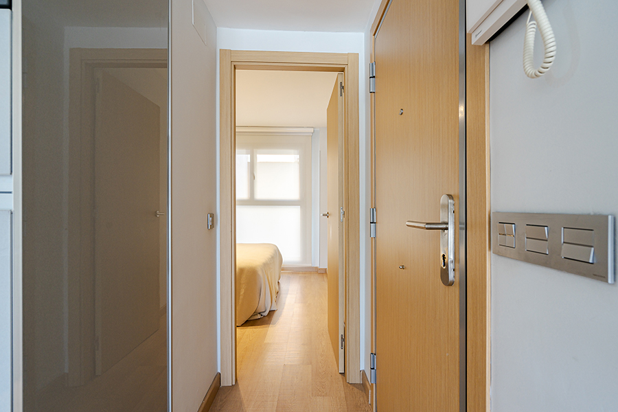 Entrance to the bedroom of the house for rent in calle de la Infanta Mercedes 5 in Madrid