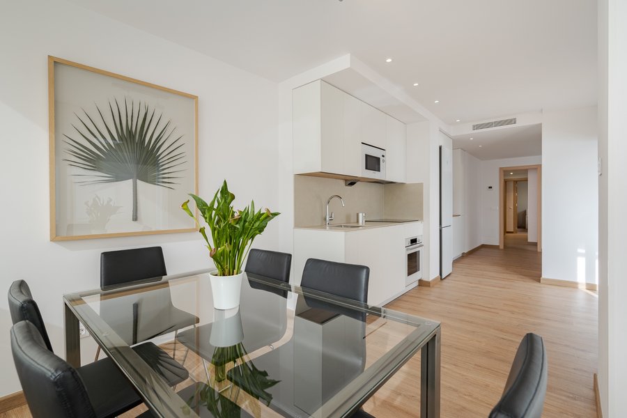 Dining area in the 3-bedroom rental flat at Calle Los Molinos 1, Tetuán, Madrid.