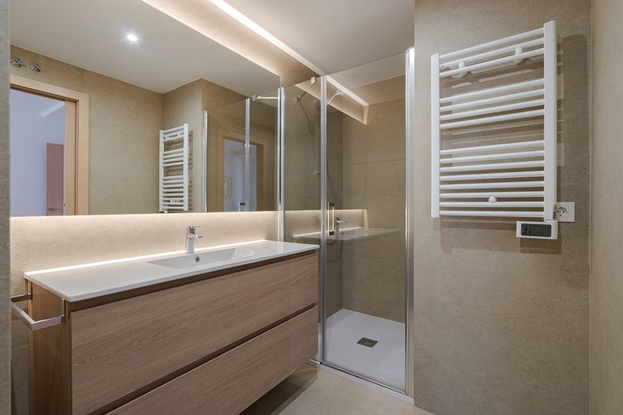 Bathroom for bedroom 1 in the 3-bedroom rental flat at Calle Los Molinos 1, Tetuán, Madrid.