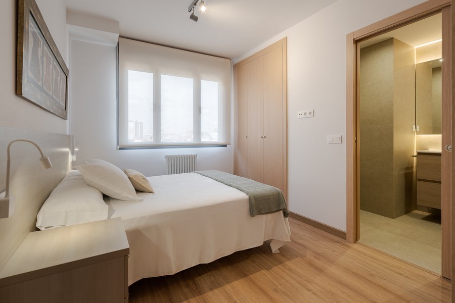 En-suite bedroom 1 in the 3-bedroom rental flat at Calle Los Molinos 1, Tetuán, Madrid.