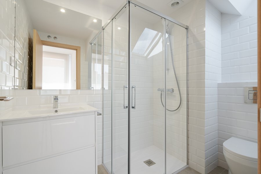 Bathroom for bedroom 2 in the 3-bedroom rental flat in Estrecho, Madrid.