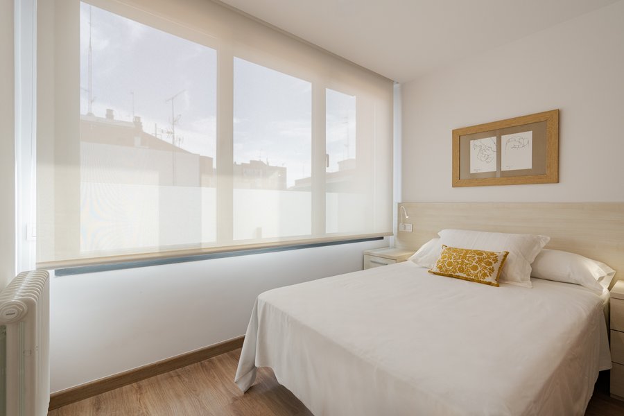 En-suite bedroom 2 with private bathroom in a 3-bedroom rental flat in Estrecho, Madrid.