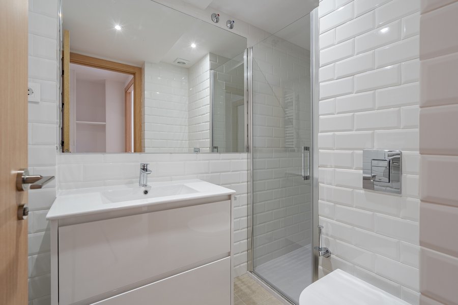 Bathroom for bedroom 3 in the 3-bedroom rental flat at Calle Los Molinos 1, Madrid.