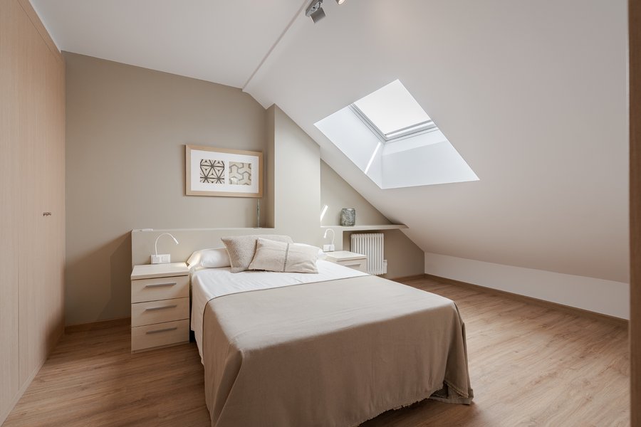 En-suite bedroom 3 with private bathroom in the 3-bedroom rental flat at Calle Los Molinos 1, Madrid.