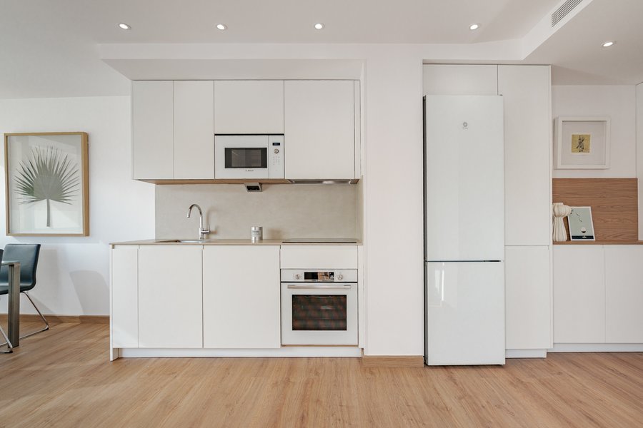 Equipped kitchen in the 3-bedroom rental flat at Calle Los Molinos 1, Tetuán, Madrid.