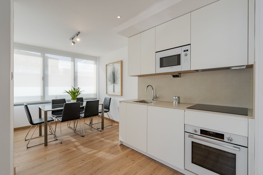 View of the kitchen and dining area in the rental flat at Calle Los Molinos 1, Tetuán, Madrid.