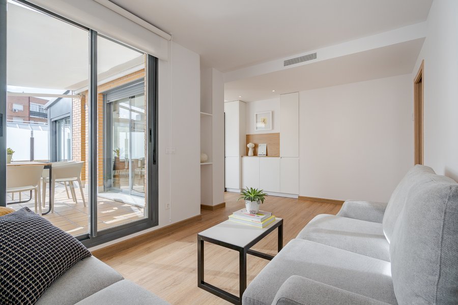 Living room with access to the outdoor terrace in the furnished 3-bedroom rental flat at Calle Los Molinos 1, Tetuán, Madrid.