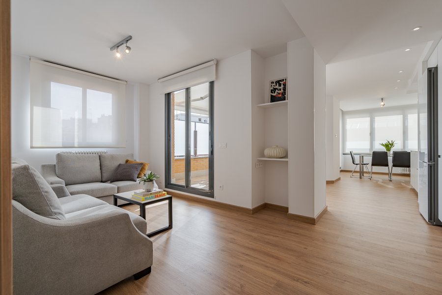 Bright living room in the 3-bedroom rental flat at Calle Los Molinos 1, Tetuán, Madrid.