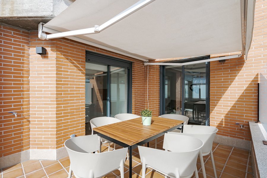 Detail of the terrace of the 3-bedroom rental flat in the Estrecho neighbourhood, Tetuán, Madrid.
