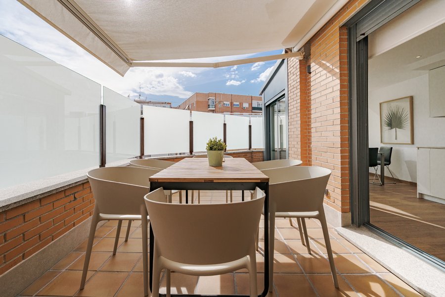 Terrace of the 3-bedroom rental flat in the Estrecho neighbourhood, Tetuán, Madrid.