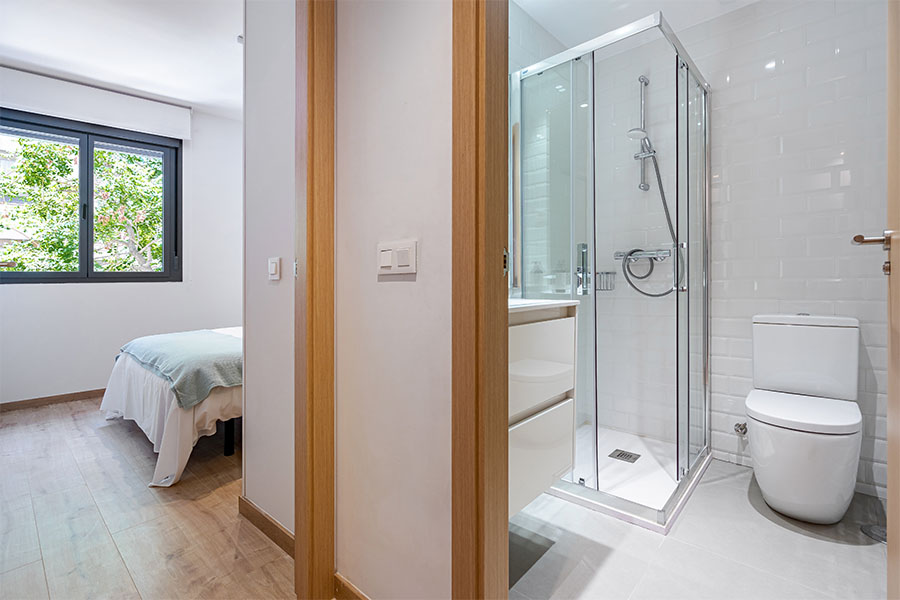 Double bedroom and bathroom of 3-bedrooms penthouse A of the Proin